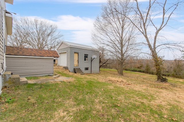 view of yard featuring an outbuilding