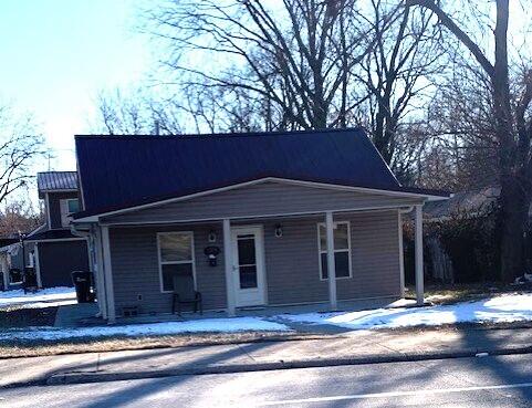 view of front of house featuring a porch