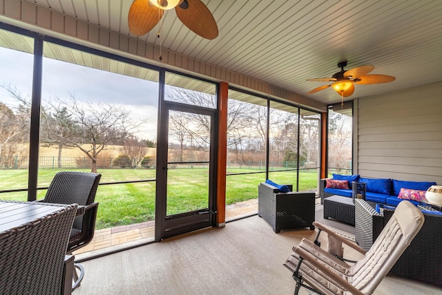 sunroom with ceiling fan