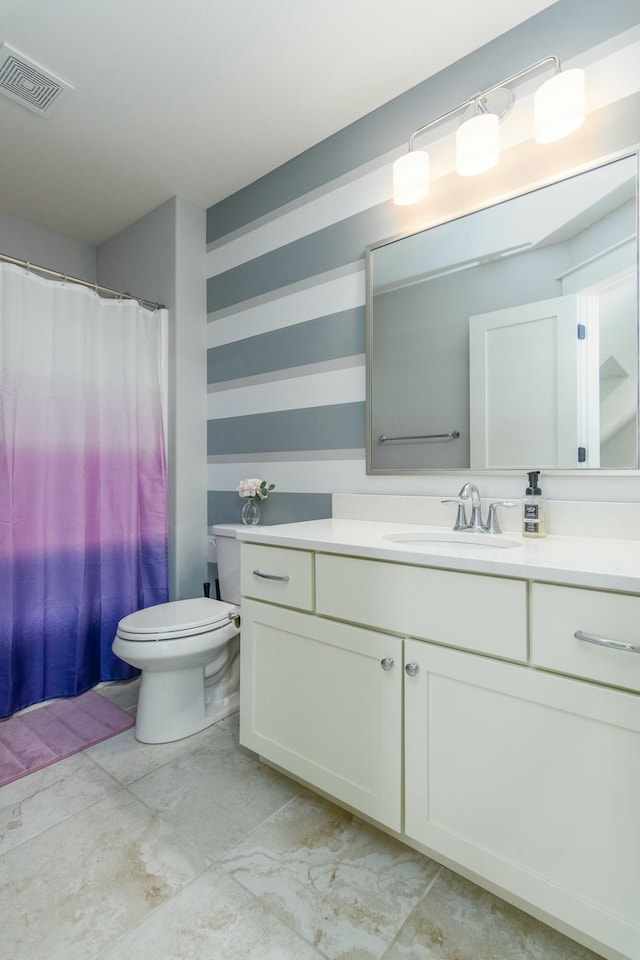 full bath featuring toilet, visible vents, a shower with shower curtain, and vanity