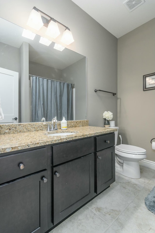 bathroom featuring curtained shower, visible vents, toilet, vanity, and baseboards