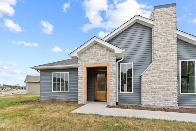 view of front of home with a front lawn