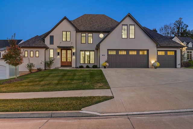 view of front of property featuring a lawn