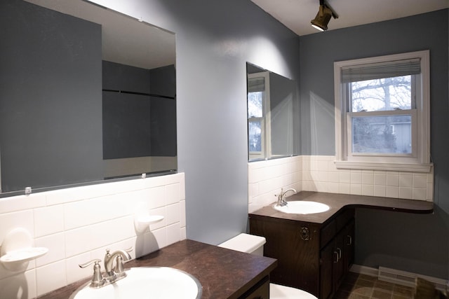 bathroom featuring decorative backsplash and vanity