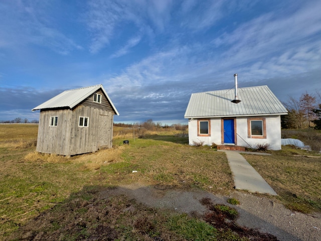 view of front of property featuring an outdoor structure