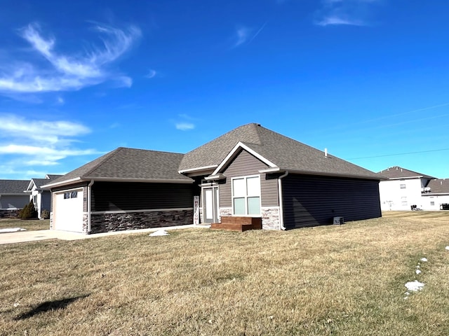 view of front of house featuring a garage and a front yard