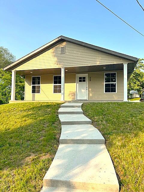 908 7th St, Boonville, MO 65233 - bungalow with a porch and a front lawn