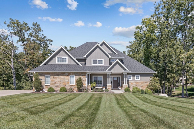 craftsman inspired home featuring a front yard