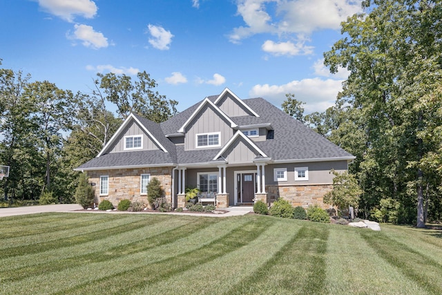 craftsman house featuring a front lawn