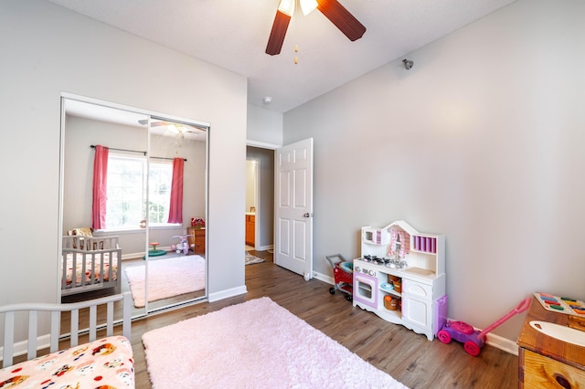 bedroom featuring ceiling fan, dark hardwood / wood-style floors, and a closet