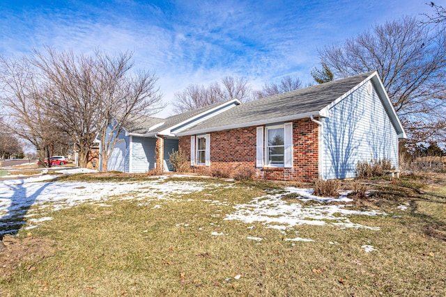 view of front of property with a lawn