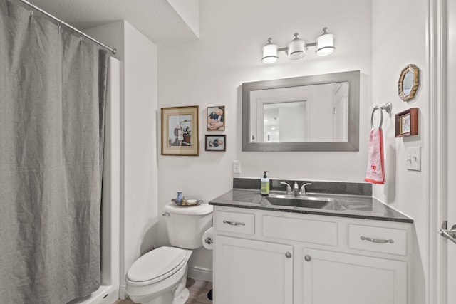 bathroom featuring a shower with curtain, vanity, a textured ceiling, and toilet