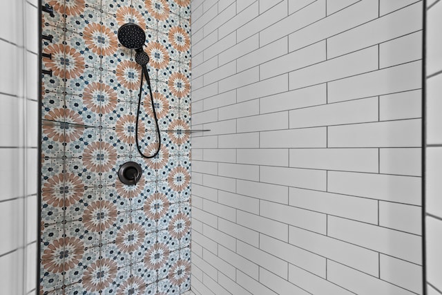 bathroom featuring a tile shower