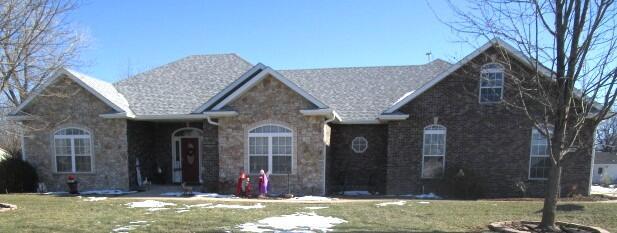 view of front of house featuring a front yard