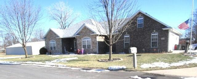 view of front of property with a front yard