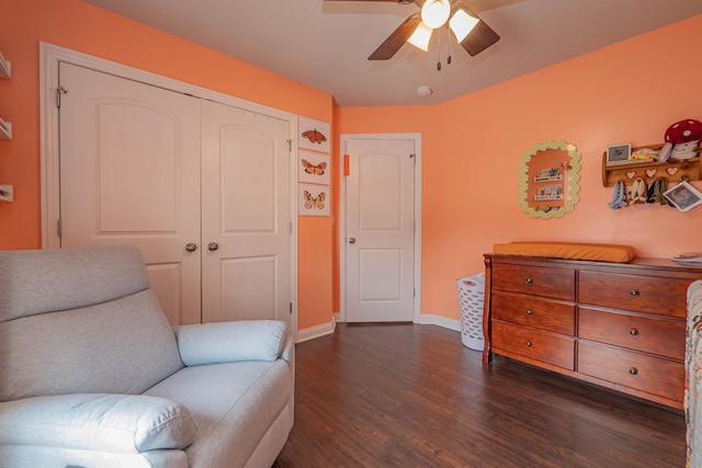 sitting room featuring dark wood-type flooring and ceiling fan