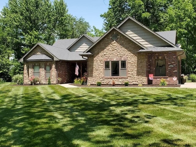 craftsman-style house featuring a front yard