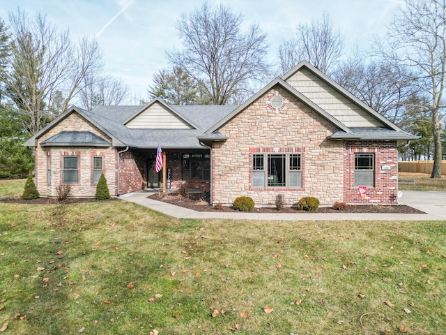 view of front of property featuring a front yard