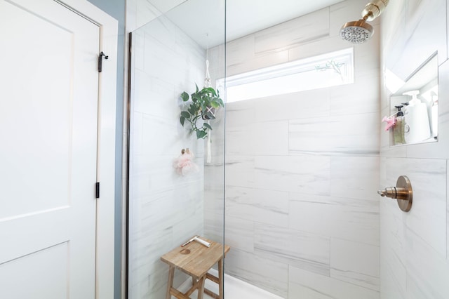 bathroom featuring tiled shower