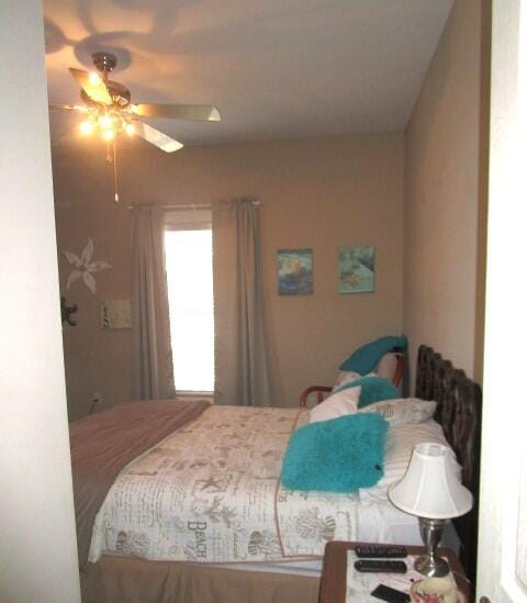 bedroom featuring ceiling fan