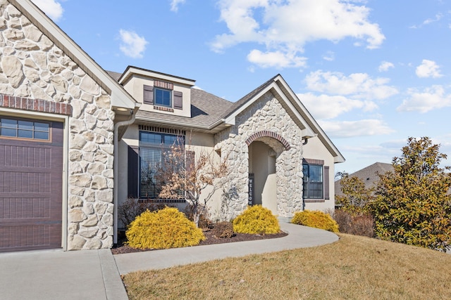 view of front of home featuring a garage and a front yard