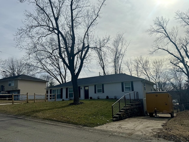 single story home featuring a front lawn