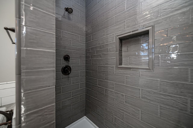 bathroom featuring a tile shower