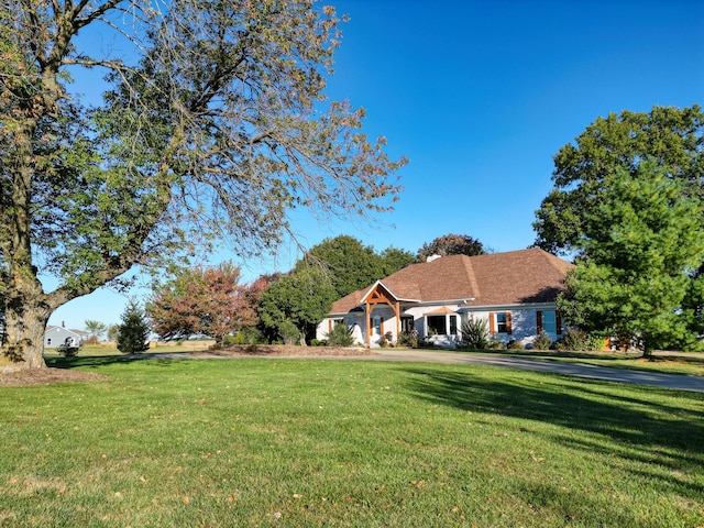 view of front of property featuring a front yard