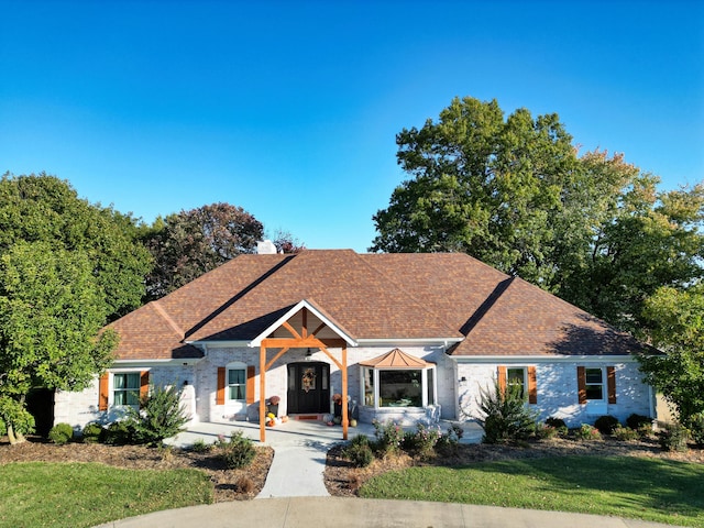 view of front of home featuring a front lawn