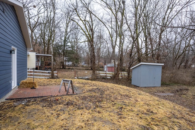 view of yard featuring a storage unit