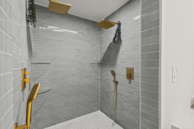 bathroom featuring a tile shower