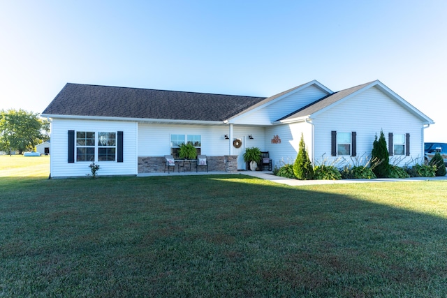 ranch-style home featuring a front lawn