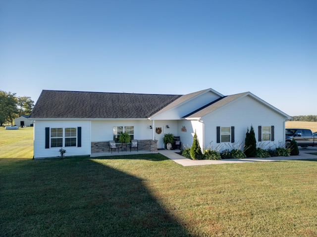 single story home featuring a front lawn