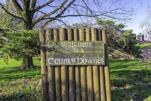 community / neighborhood sign featuring a lawn