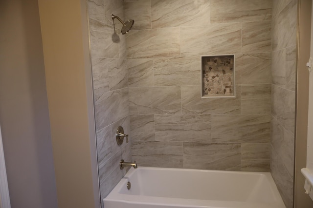 bathroom with tiled shower / bath combo