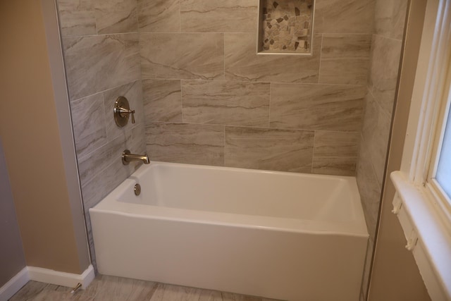 bathroom featuring tiled shower / bath combo