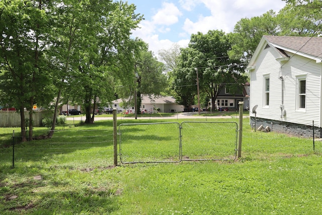 402 W Spring St, Fayette, MO 65248 - view of yard with a gate
