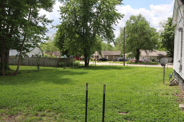 402 W Spring St, Fayette, MO 65248 - view of yard featuring fence