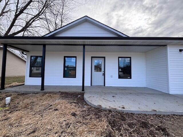 view of front of house featuring covered porch