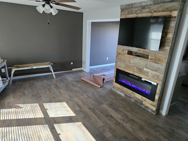 living room with dark wood-type flooring and ceiling fan