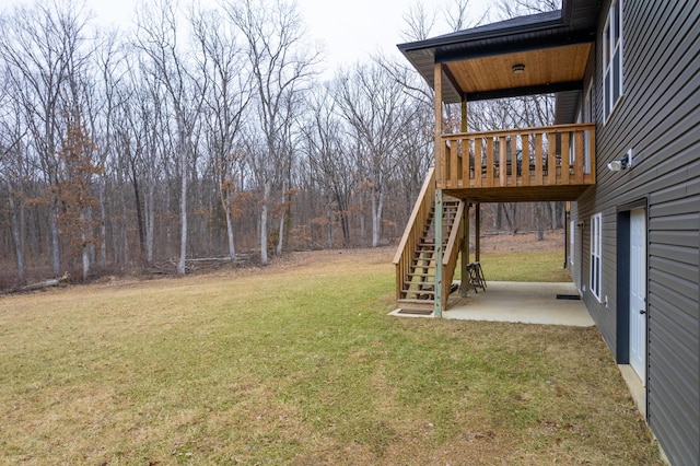 view of yard with a patio