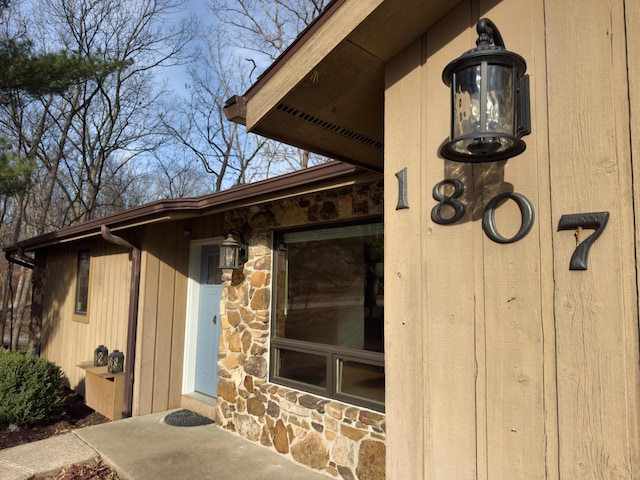 view of exterior entry featuring stone siding