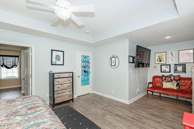 bedroom featuring baseboards, wood finished floors, recessed lighting, and ceiling fan