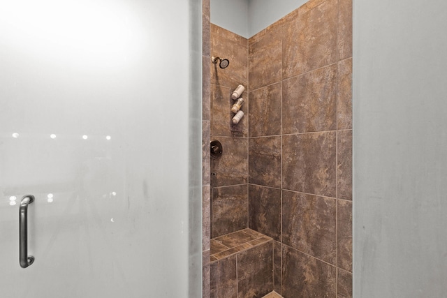 bathroom featuring a tile shower