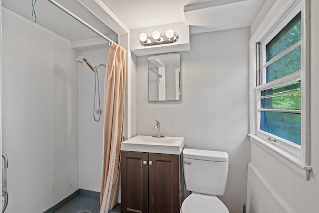 bathroom featuring a shower with curtain, vanity, and toilet