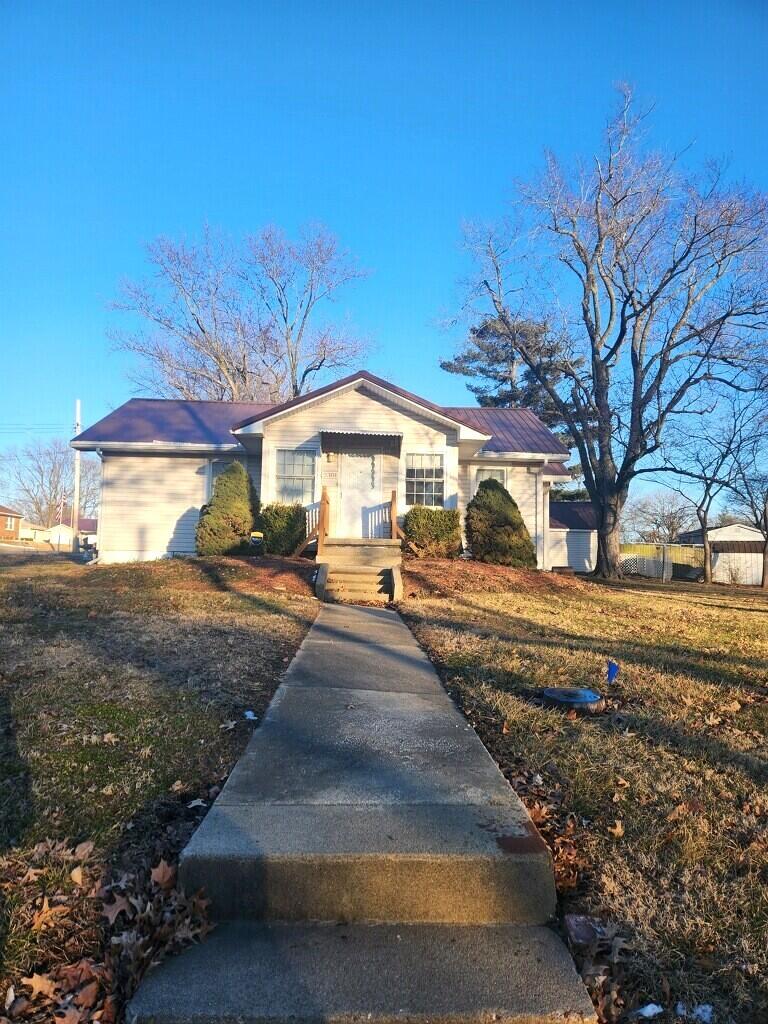 single story home with a front yard