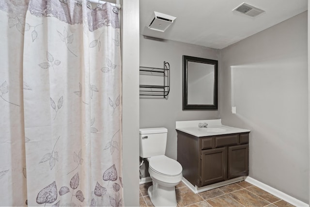 bathroom with toilet, a shower with shower curtain, vanity, visible vents, and baseboards