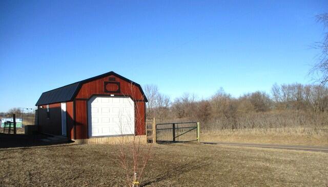 view of outdoor structure featuring driveway and an outdoor structure