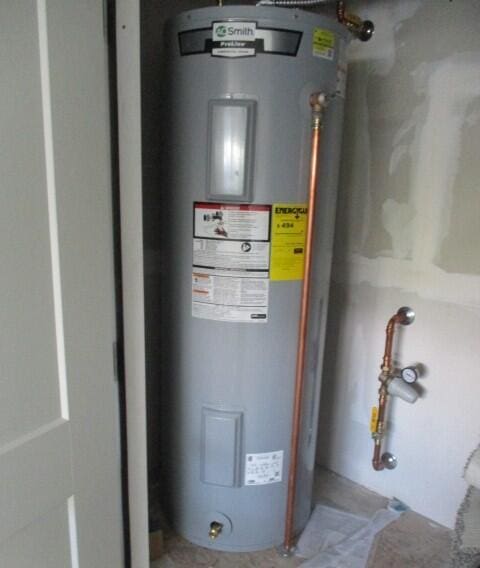 305 E Francis St, Sturgeon, MO 65284 - utility room with electric water heater