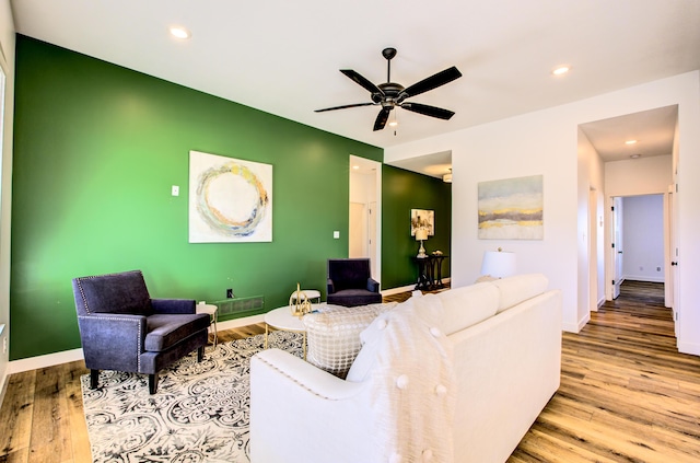 living area featuring ceiling fan, light wood finished floors, recessed lighting, and baseboards